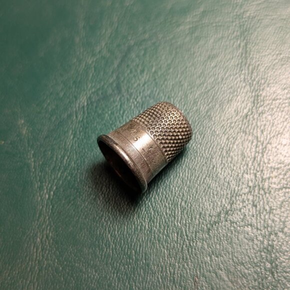 Vintage silver thimble engraved "Laura 10 yr", size 5 - Picture 1 of 7